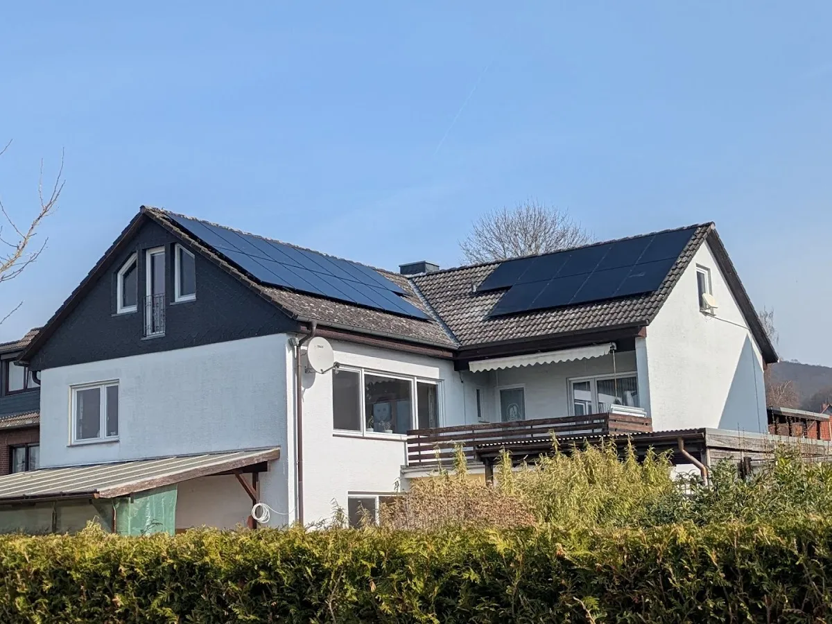 Photovoltaikanlage Sehnde – Referenz Kundin Tanja K., Haus mit Full-Black Modulen