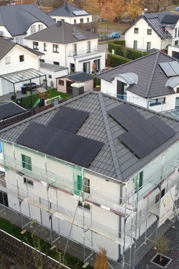 Photovoltaik Sehnde – Referenz Waldemar Z., Luftbild Dach mit Solarmodulen